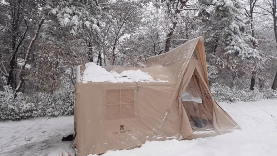 一个人使用两居室充气帐篷雪中露营