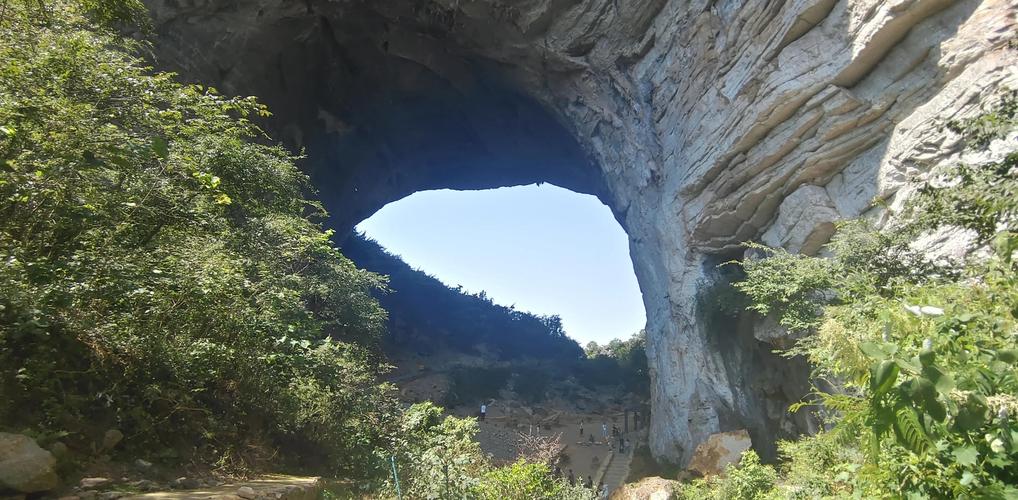 一岩观三月。岩洞口呈半月形，顶部的洞因山体坍塌而成