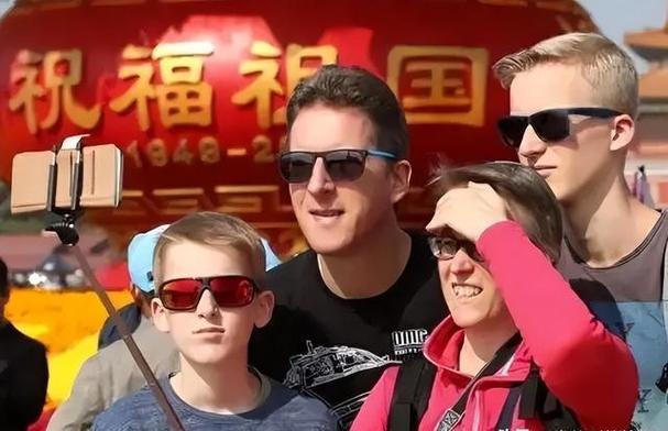 太意外！大量美国游客涌入中国，打着代购“幌子”实则另有目的