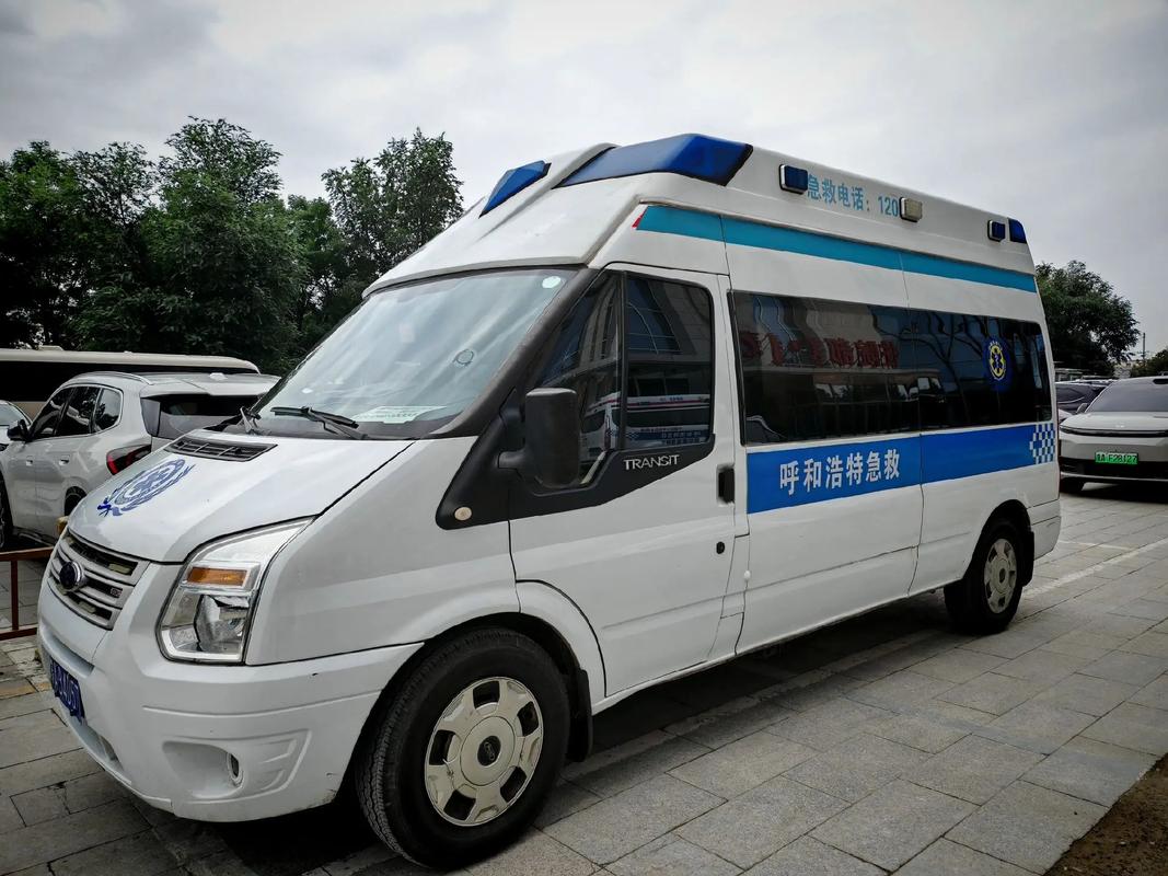 紧急护送！满月婴儿生命赛跑，警车护航直奔医院，向…