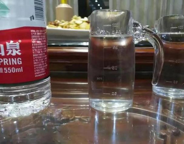 酒局老手，上桌为啥总带一瓶矿泉水？里面可有不少门道，建议弄懂