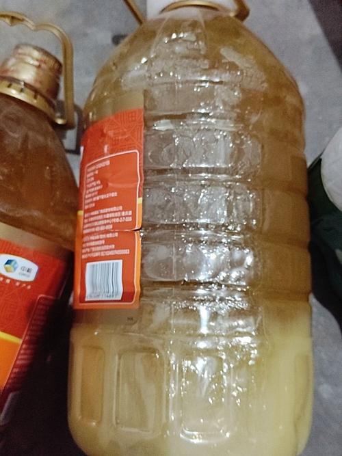 这竟然是在榨花生油，超级原始，榨出来的油虽然混浊