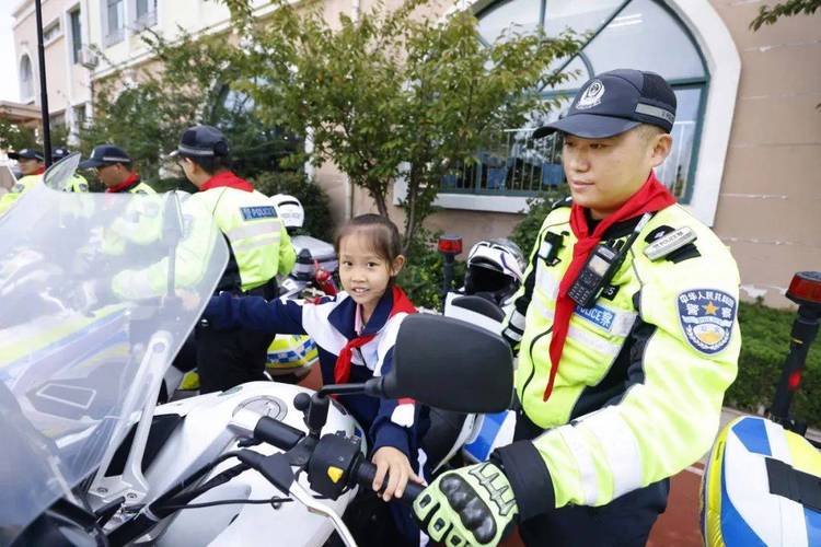 小女孩病危，紧急时刻铁骑交警开辟道路护航，一分一秒都是生命！