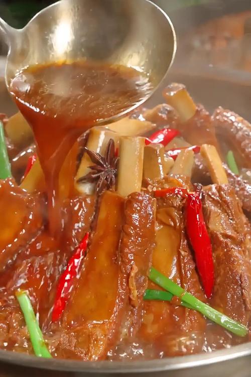 湖北农村父子晚饭吃红烧排骨饭，一口下去软骨嘎嘣脆太香了
