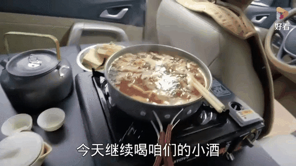 深夜大雪纷飞，一起窝在床车里吃东西喝啤酒，安逸得很