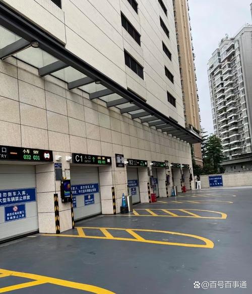 停车场逃费现象严重 警方助力企业脱困