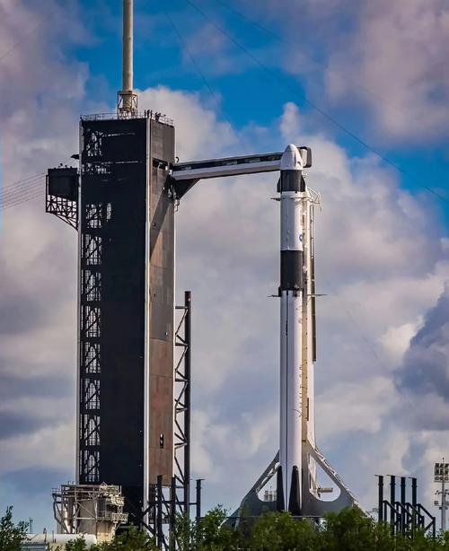 4月21日SpaceX龙飞船发射成功一级回收成功