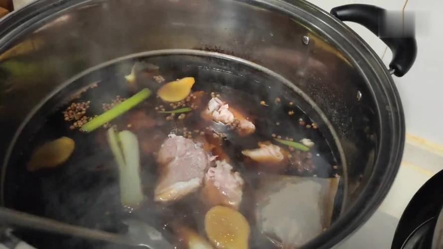 铁西胡同里的老味儿熟食摊儿，猪头肉和鸡架老好吃了