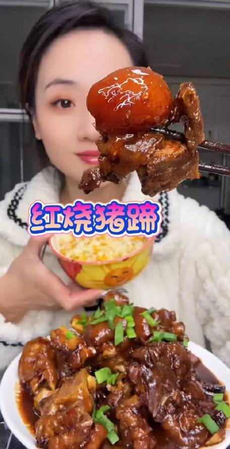 尽职尽责的一岁小吃播，一块猪蹄啃的嘴角流油，看着好有食欲