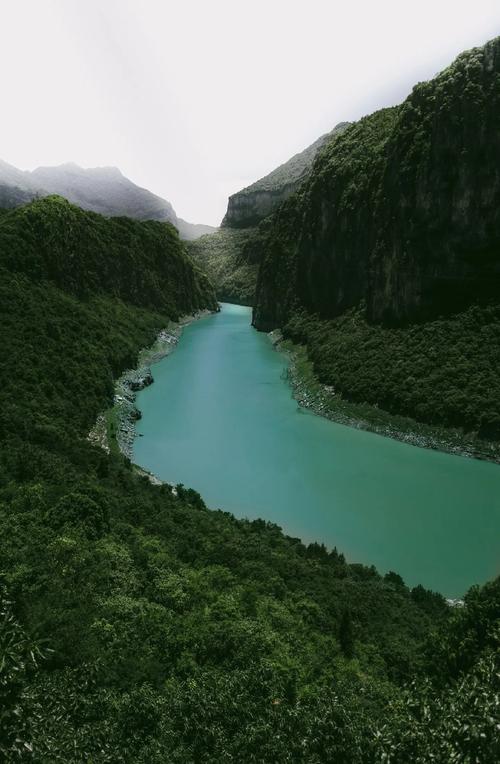 换个角度看绵阳涪江六峡，腰悬岩徒步，悬崖上挂壁路通往小众秘境