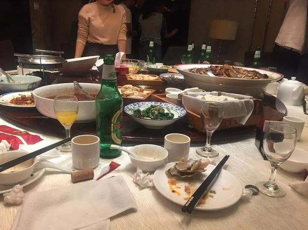 酒桌上，看到拿吸管的人要注意，看似不起眼，实际全是“老江湖”