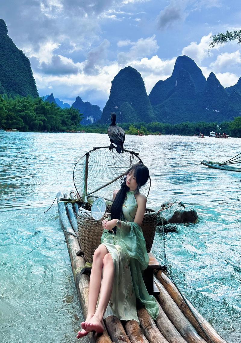 走近广西桂林，在阳朔遇到美女老外，漓江边竹林太美了