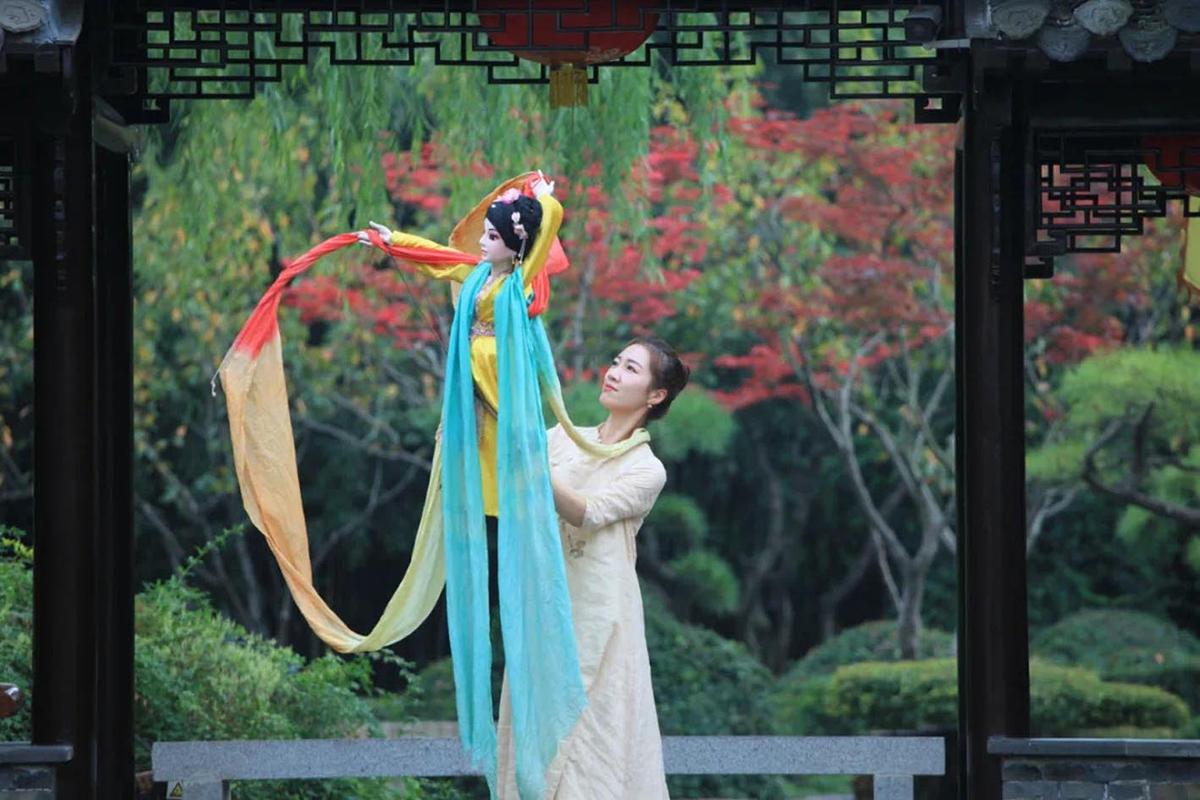 扬州：传媒网红打卡个园夜游“千秋粉黛”剧场焕新回归