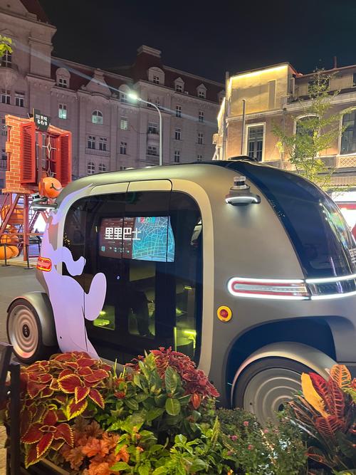 城市交通不再拥堵，路上是无人驾驶的汽车，机器人替代人工工作，足不出户就可以享受一切生活的便利…