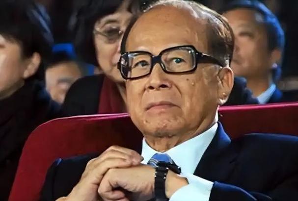 中国不挽留，美国不收留，被夹在中间的李嘉诚，终于玩不转了！