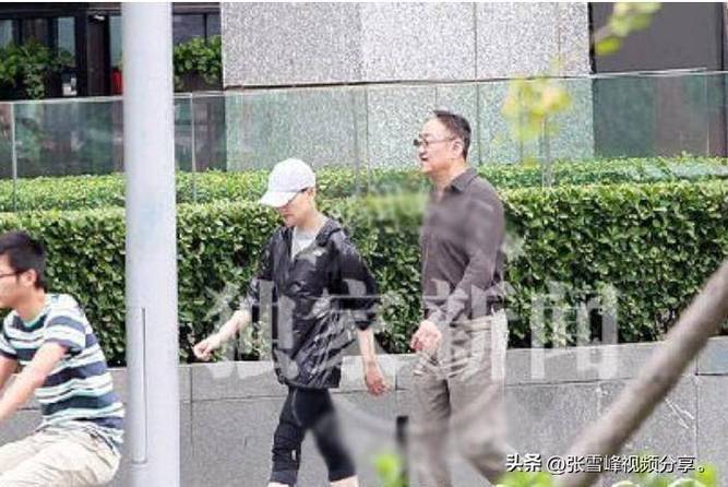 北京skp偶遇那英宋丹丹逛街买衣服，俩人一身黑派头十足