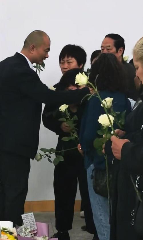 奇娜告别仪式举行！杨淙和2个女儿哭成泪人，岳父现场唱送别歌
