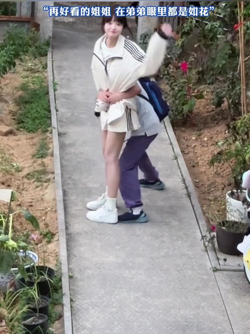 弟弟让姐姐打扮漂亮来接自己，放学看到姐姐秒崩溃，镜头一转悟了