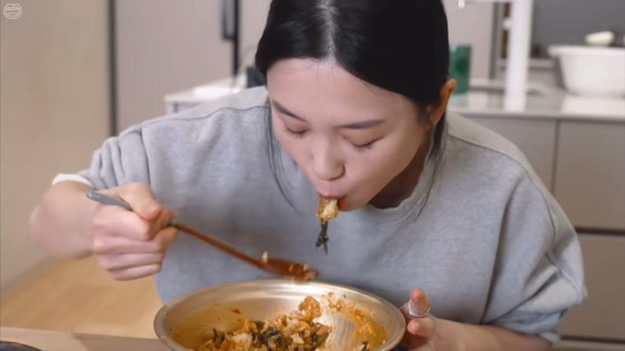 【HAMZY的晚餐】萝卜拌饭 大豆汤 香肠?美味！