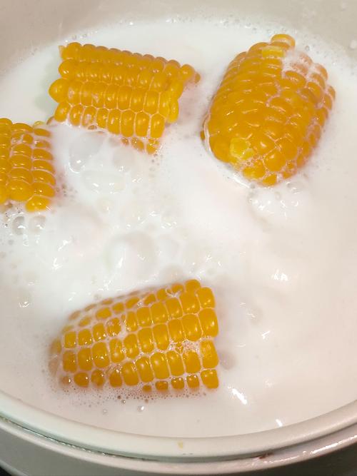 把牛奶倒玉米里，这做法头一次见，上桌秒光